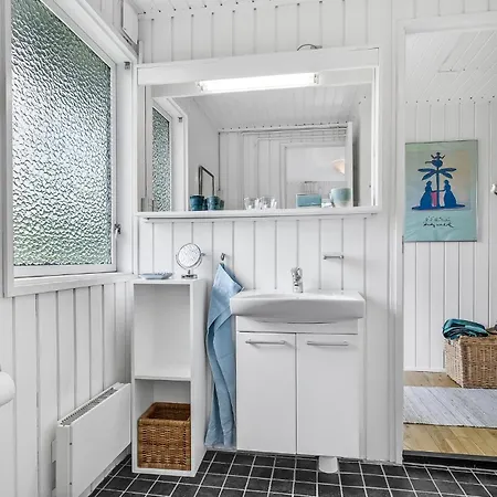 4 Bedroom Beautiful In Nyaraló Fåborg