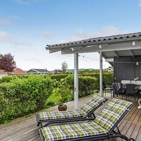 4 Bedroom Beautiful In Holiday home